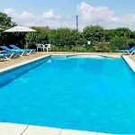 בית נופש Lovely In With Swimming Pool