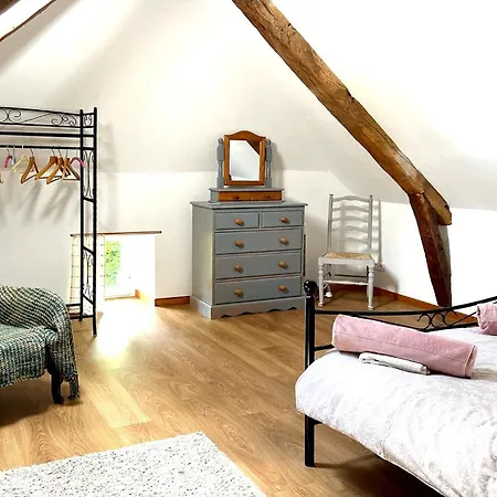3 Bedroom Amazing Home In Jouqueviel Casa de Férias